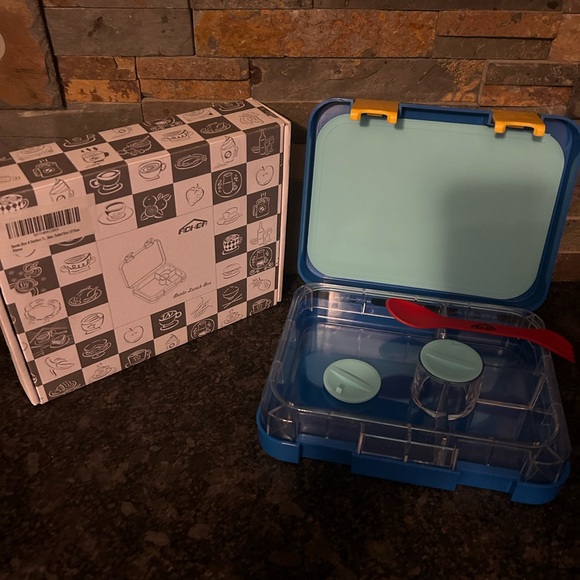 Bentgo lunch containers and lunch bag.  New and Like new items. - Picture 2 of 7